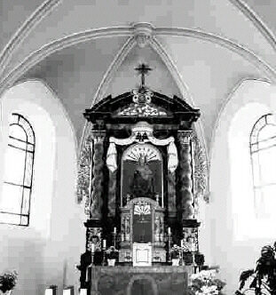 Ein Stopp, der sich lohnt: Das kleine Kirchlein in Ginnick ist meist offen, so dass man sich beispielsweise den interessanten Altar ansehen kann.